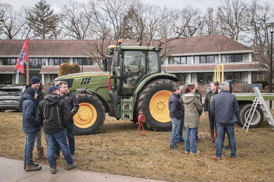 De boeren blazen verzamelen in Brasschaat, waar een vergadering plaatsvindt over Grenspark Kalmthoutse Heide. ‘Maar onze bezwaren worden niet opgeschreven.’