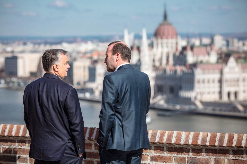 Met EVP-voorzitter Manfred Weber in Boedapest, in 2019. In 2015 zei Weber nog: “Die Orban is niet zo erg.”