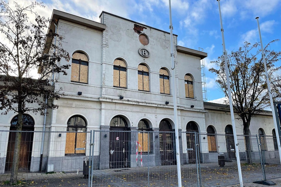 Burgemeester Partyka: “Ik ben het beu. Het stationsgebouw is al jaren verloederd, het werd herhaaldelijk aangekaart.”