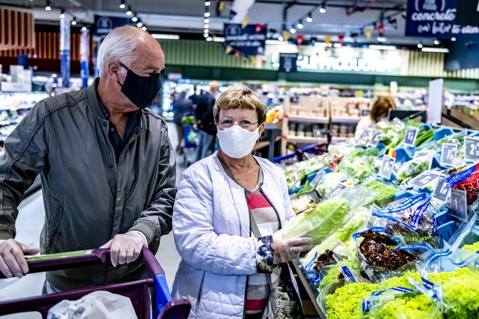 Het is niet verplicht in Vlaanderen, maar u mag wel nog steeds een mondmasker dragen in de supermarkt. 