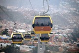 thumbnail: In La Paz, Bolivia, gaan pendelaars met de kabelbaan naar het werk.