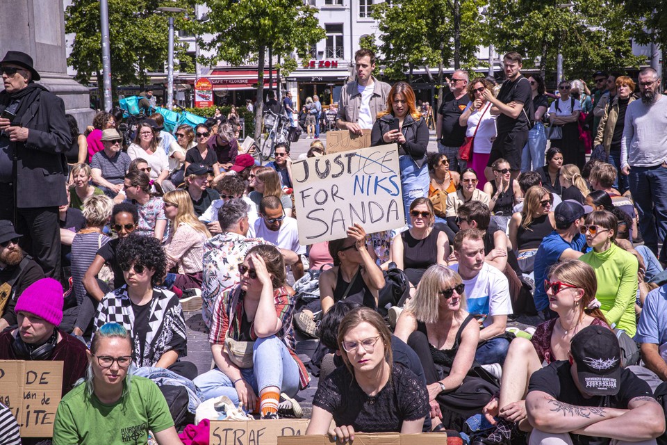 Op de Groenplaats in Antwerpen hield een honderdtal mensen zaterdag een betoging, in stilte. Jos D’Haese (PVDA) is een van de aanwezigen.