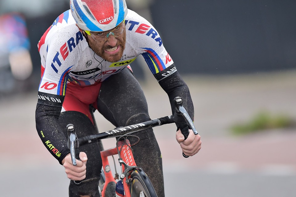 ZONDAG. Luca Paolini heeft een historische editie van Gent-Wevelgem op zijn naam geschreven. In een voorjaarsklassieker die werd getekend door uitzonderlijk zware windvlagen plaatste de lepe 38-jarige Italiaan een beslissende demarrage op zes kilometer van de meet uit een elitekopgroep. Niki Terpstra klopte E3-winnaar Thomas in de sprint voor de tweede plaats. Stijn Vandenbergh eindigde als vierde en was de beste Belg.