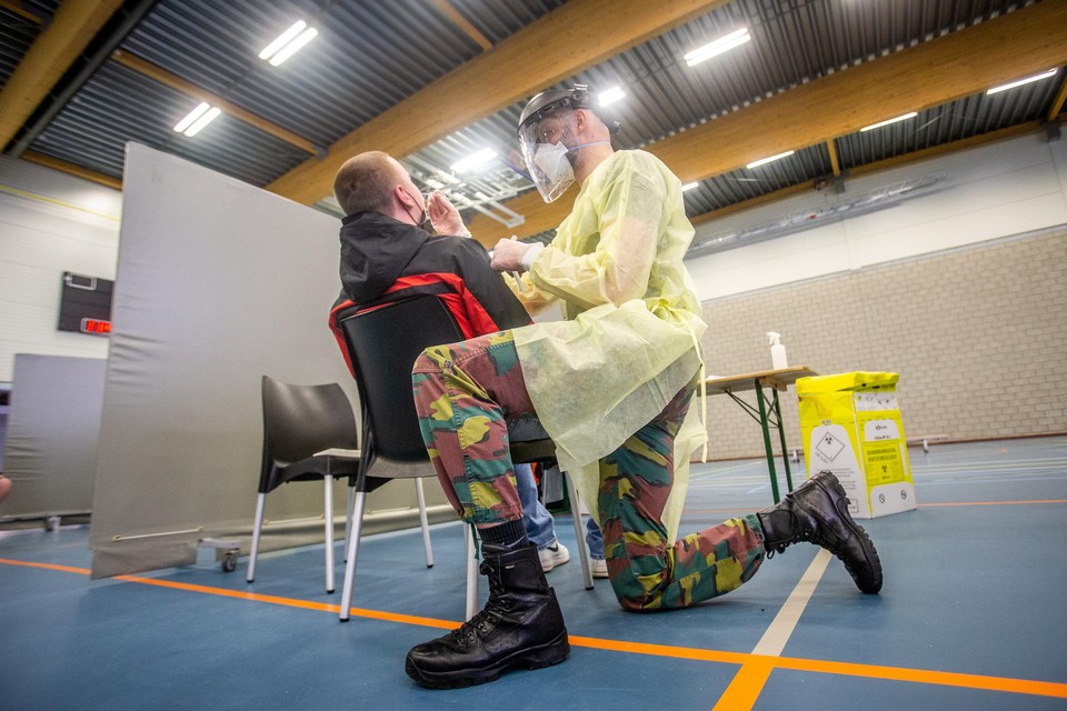 Militaire verpleegkundigen nemen de pcr-tests af in sporthal Sint-Trudo. 