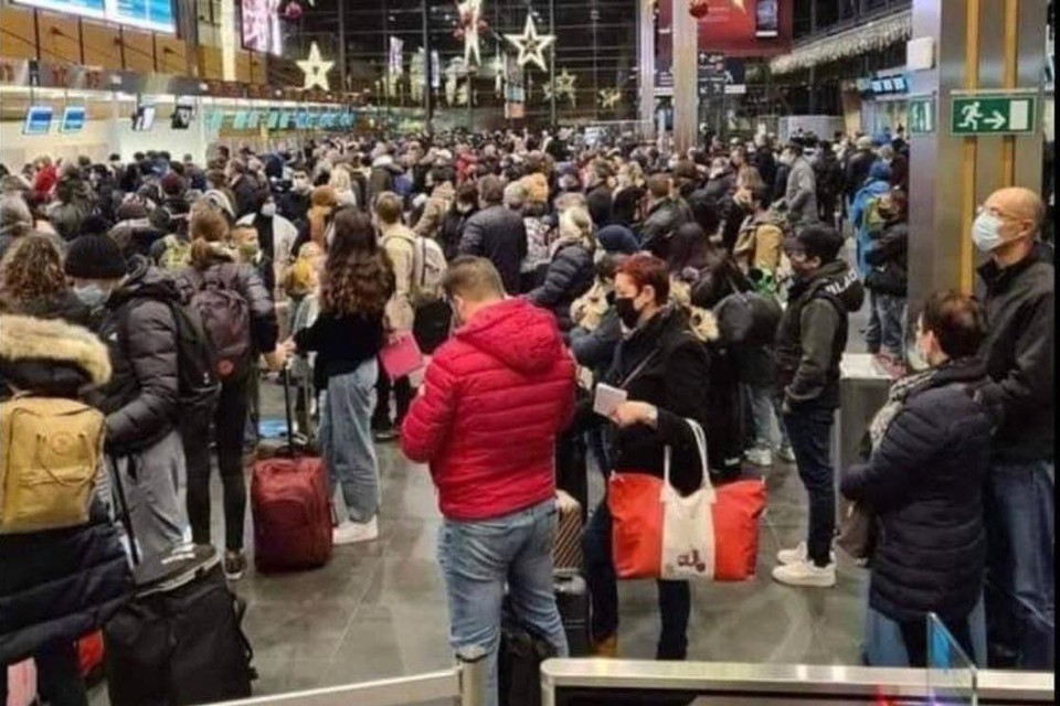 Deze foto van een volle vertrekhal op de luchthaven van Charleroi zorgde voor de kerstvakantie voor ophef. 