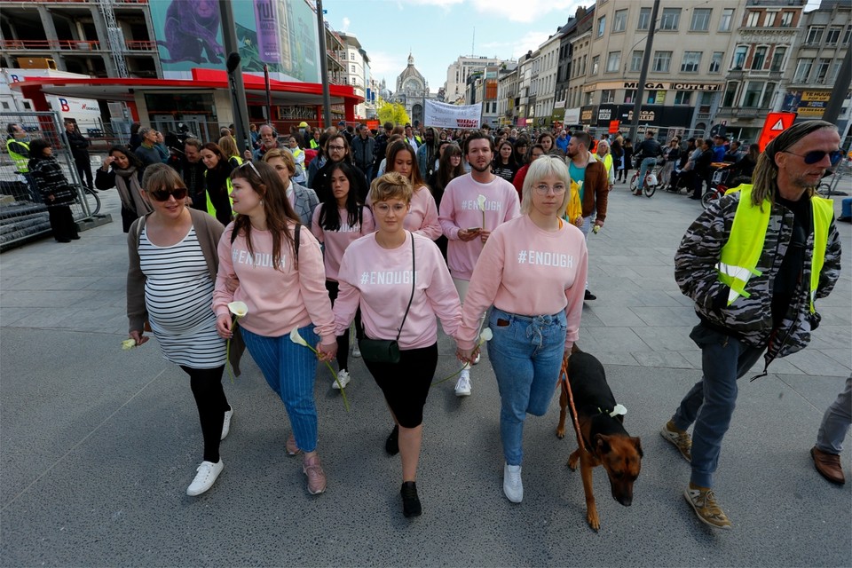 In Antwerpen kwamen zondag 15.000 mensen meestappen in een stille mars tegen seksueel geweld. 