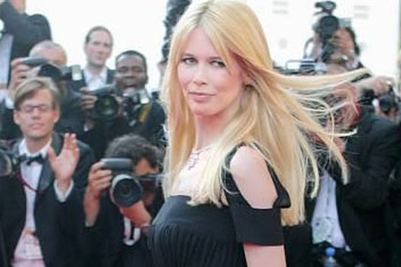 Claudia Schiffer als kind extreem verlegen | De Standaard Mobile