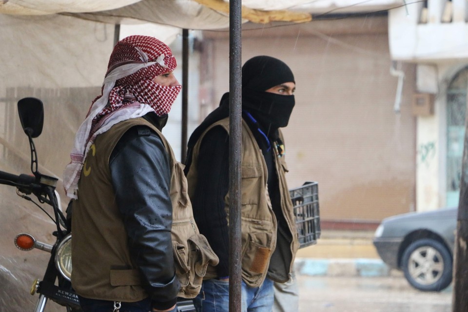 Strijders van de YPG op de begrafenis van een medestrijder in Afrin. 