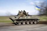 thumbnail: Tanks met Oekraïense vlaggen doken vanmorgen in en rond Kramatorsk op.