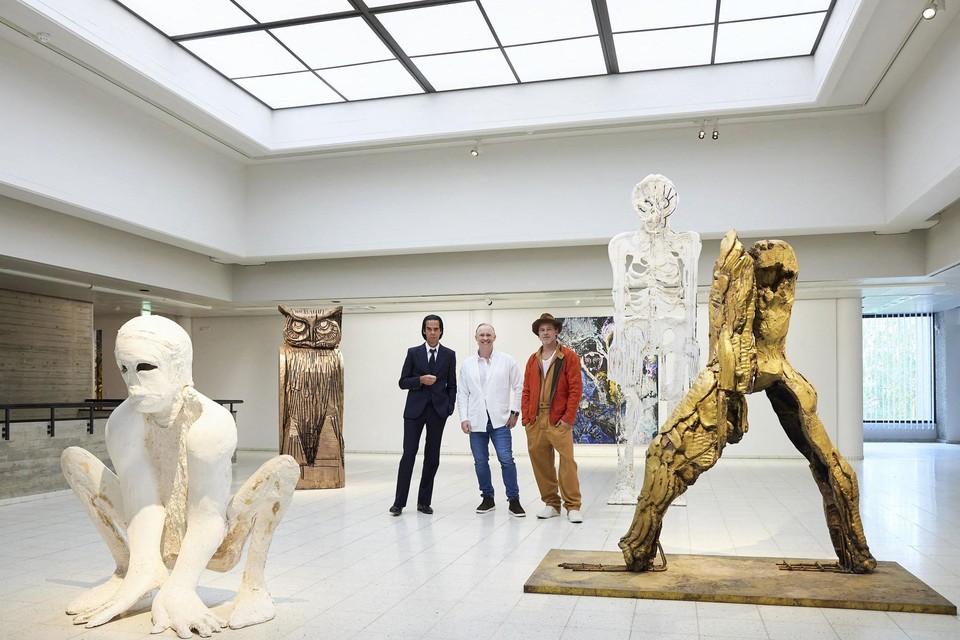 Brad Pitt (rechts), Nick Cave (links) en de Britse kunstenaar Thomas Houseago. 