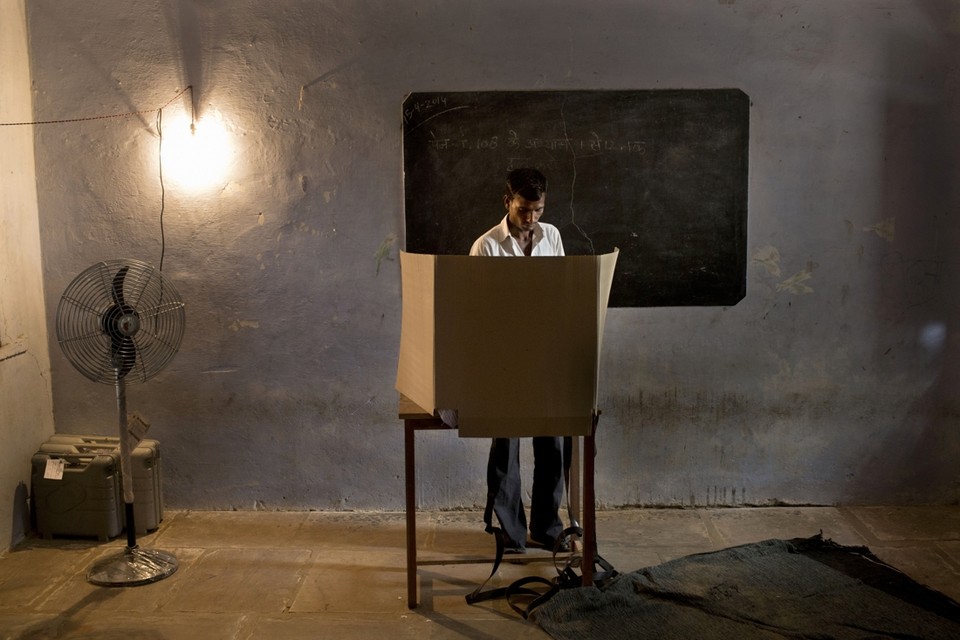 Een Indiase man stemt in Jaipur.
