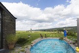 thumbnail: Met zo’n zwembad en tuin kan het niet anders of de kleinkinderen komen graag op bezoek 