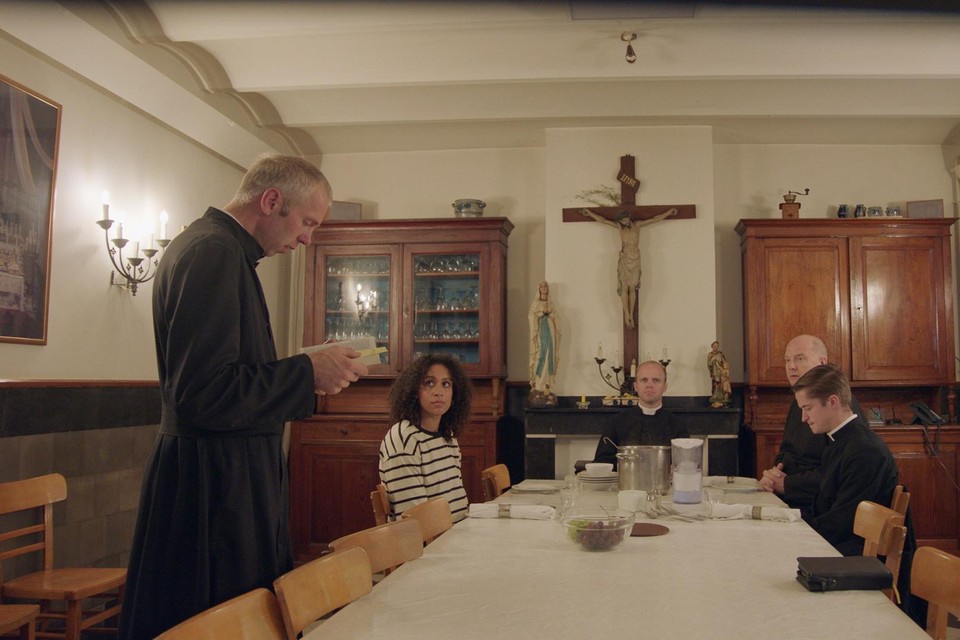 Karine Claassen op bezoek bij het ultrakatholieke Pius X-broederschap. Die eerste aflevering leverde rampzalige televisie op.