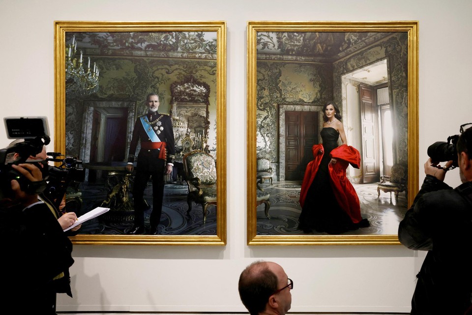 Ontblote schouders en vintage Balenciaga: glamoureus portret van Spaanse  koningin oogst kritiek