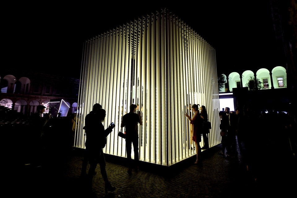 ‘House emotions’ van Tabanlioglu Architects, een kubus begrensd door metalen staven op de universiteitscampus 