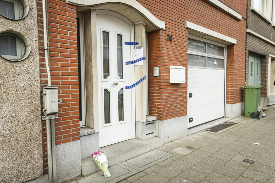 Een boeket bloemen aan de woning waar het 11-jarige meisje omkwam. 