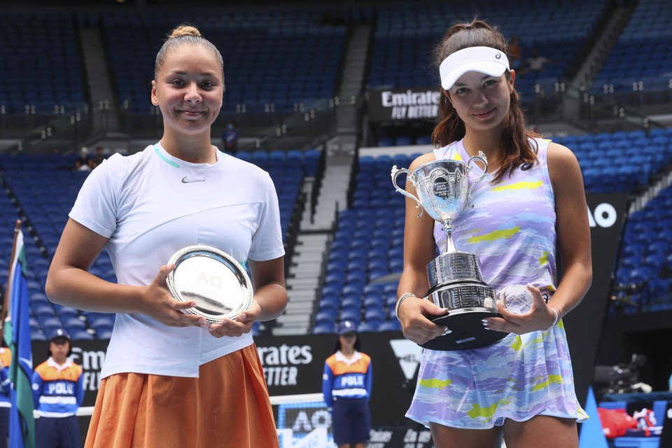 Sofia Costoulas en Petra Marcinko na de finale.  