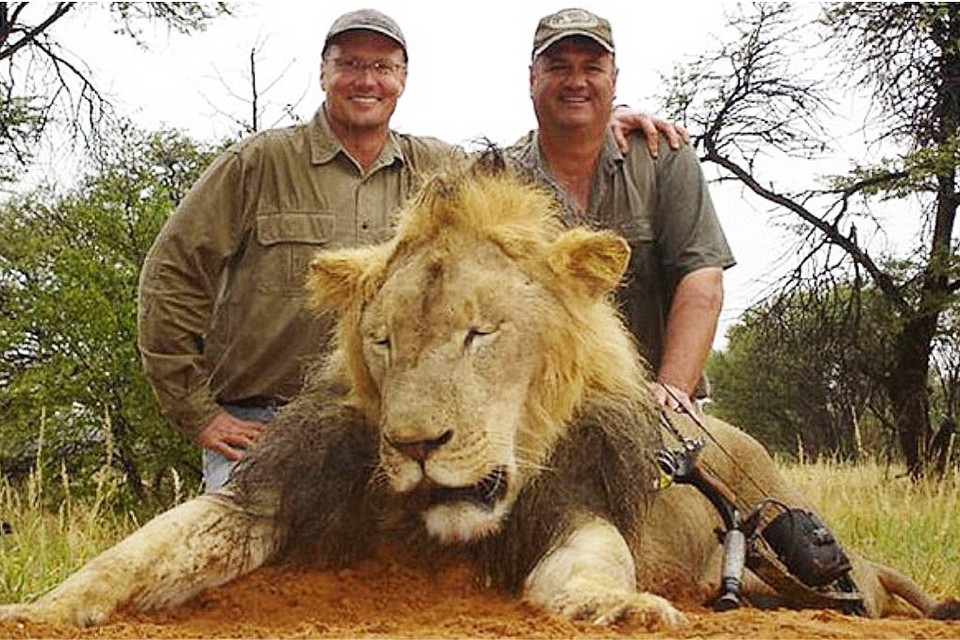 Walter Palmer (links) bij Cecil de leeuw, die hij net ervoor doodgeschoten had. 