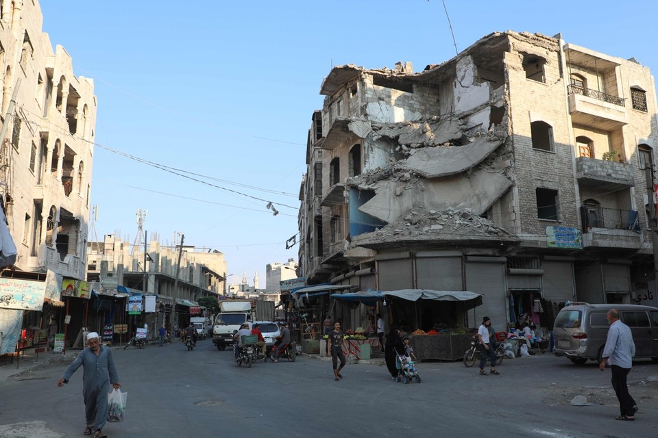 Een straat met zwaar gehavende gebouwen in de Syrische noordwestelijke provincie Idlib. 