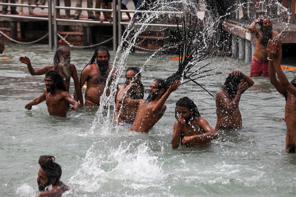Hindoes duiken onder water: ze geloven dat een bad voorspoed brengt. 