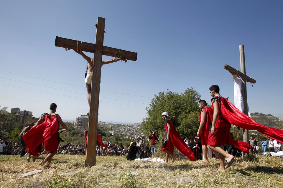 VRIJDAG. Enkele tientallen mensen hebben zich op Goede Vrijdag aan het kruis laten nagelen op de Filipijnen. Het gaat om een jaarlijks ritueel om het lijden van Jezus te herdenken.