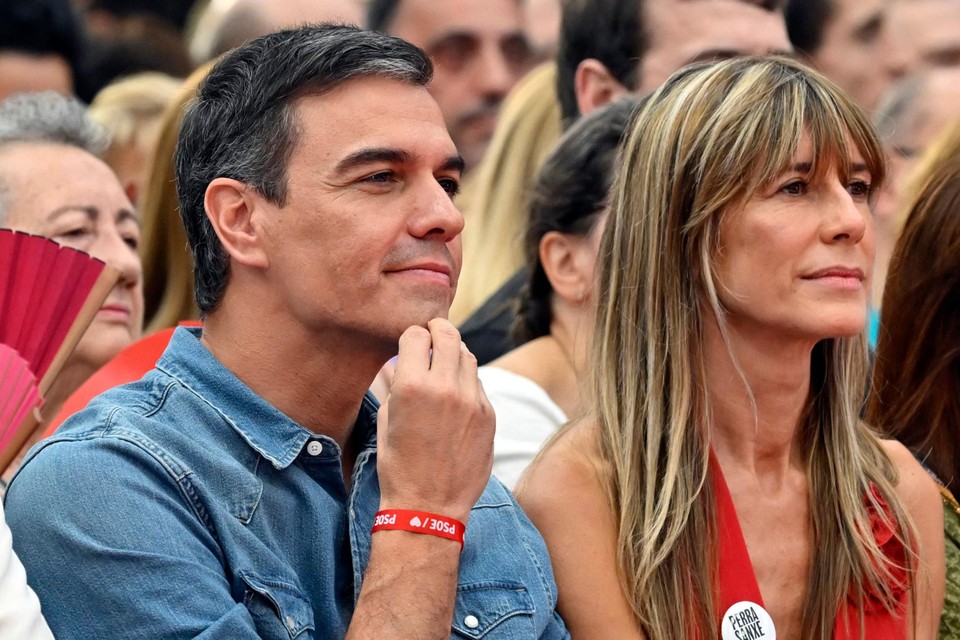 Spaans premier Pedro Sánchez voelt zich naar eigen zeggen machteloos tegen de “moddermachine” die zijn vrouw Begoña Gómez viseert.