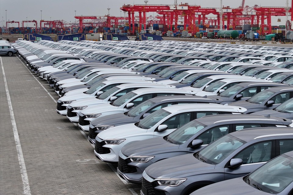 Chinese elektrische auto’s zijn klaar om naar het buitenland verscheept te worden in de haven van Taicang.