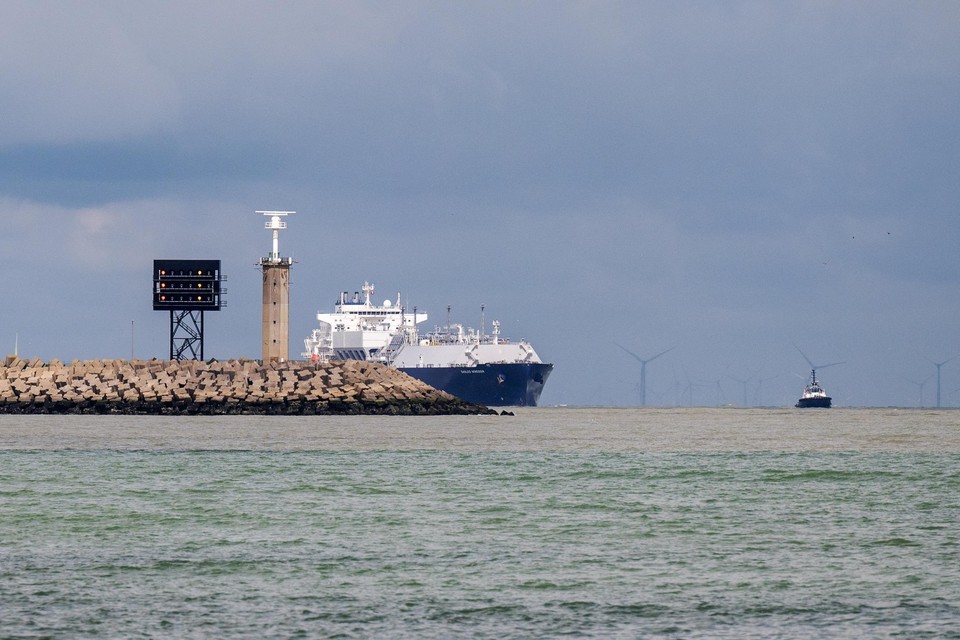 Een lng-tanker vaart Zeebrugge binnen.