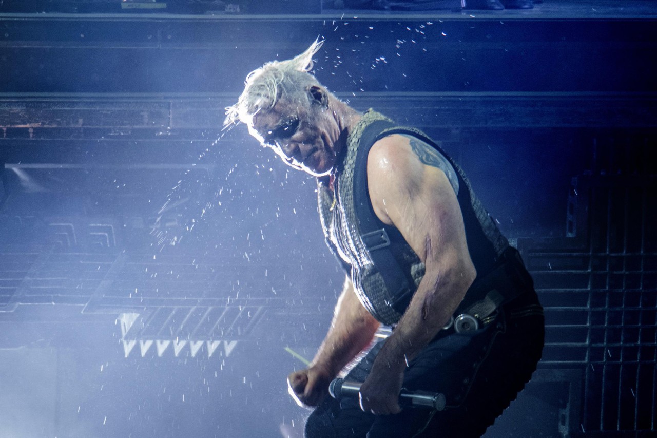 Lindemann in Lotto Arena: er zat een visgeur aan | De Standaard Mobile