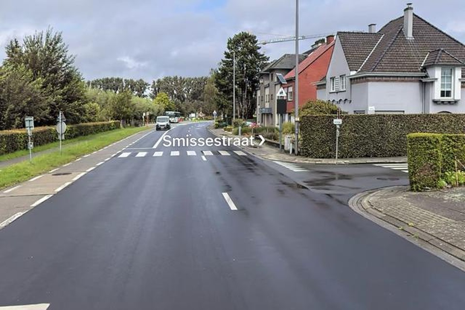 Het ongeval gebeurde aan het kruispunt van de Aalststraat en de Smissestraat.