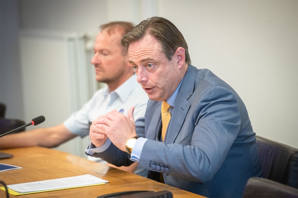Burgemeester Bart De Wever (N-VA) geeft de criminaliteitscijfers mee. 
