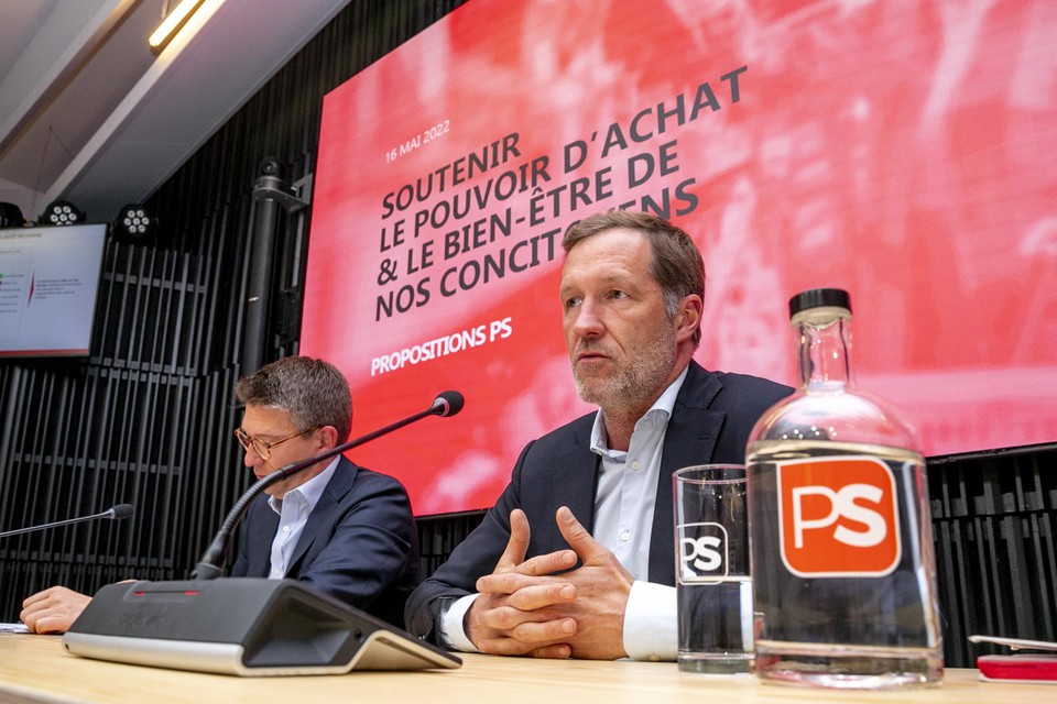 PS-voorzitter Paul Magnette (r.) en vicepremier Pierre-Yves Dermagne leggen een pakket van dertien maatregelen op tafel om de koopkracht te ondersteunen. 