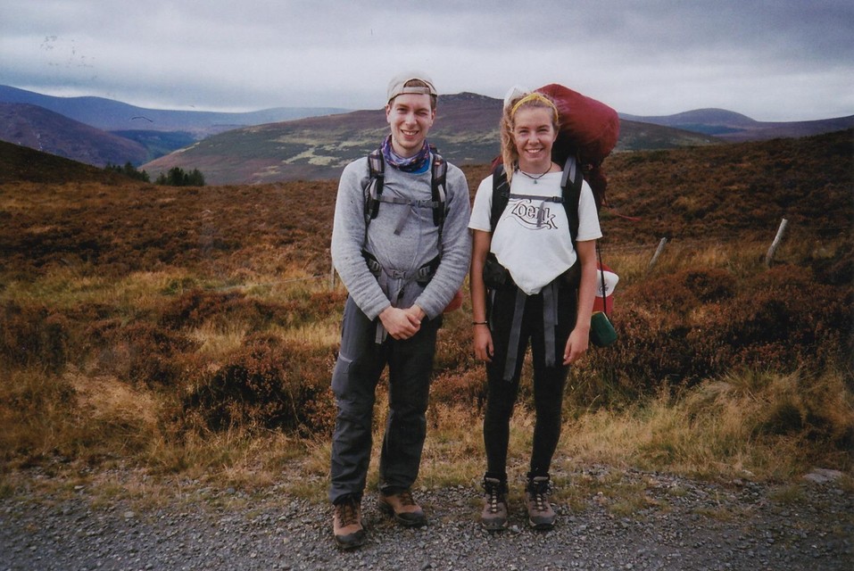 Lise Robeyns (rechts) met Alex Doumen op liftreis in Ierland.