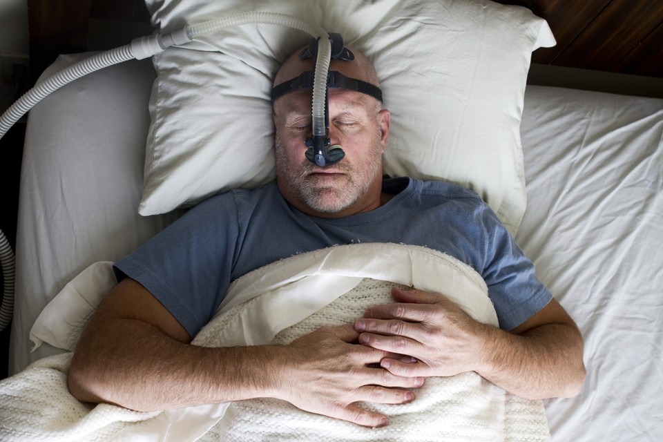 Naast gewicht verliezen of alcohol vermijden is een CPAP-masker de meest doeltreffende oplossing voor slaapapneu. 
