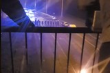 thumbnail: Op beelden is te zien hoe betogers molotovcocktails en steenbrokken richting politie gooien.