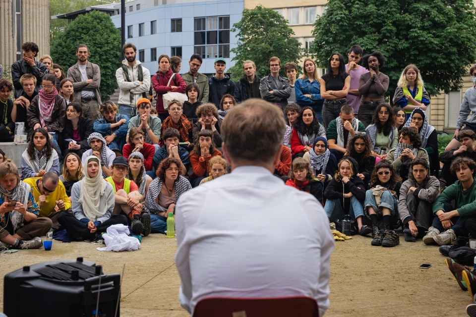 Rector Rik Van de Walle ging vrijdag in een “open dialog” met een honderdtal studenten en andere actievoerders aan de UGent.