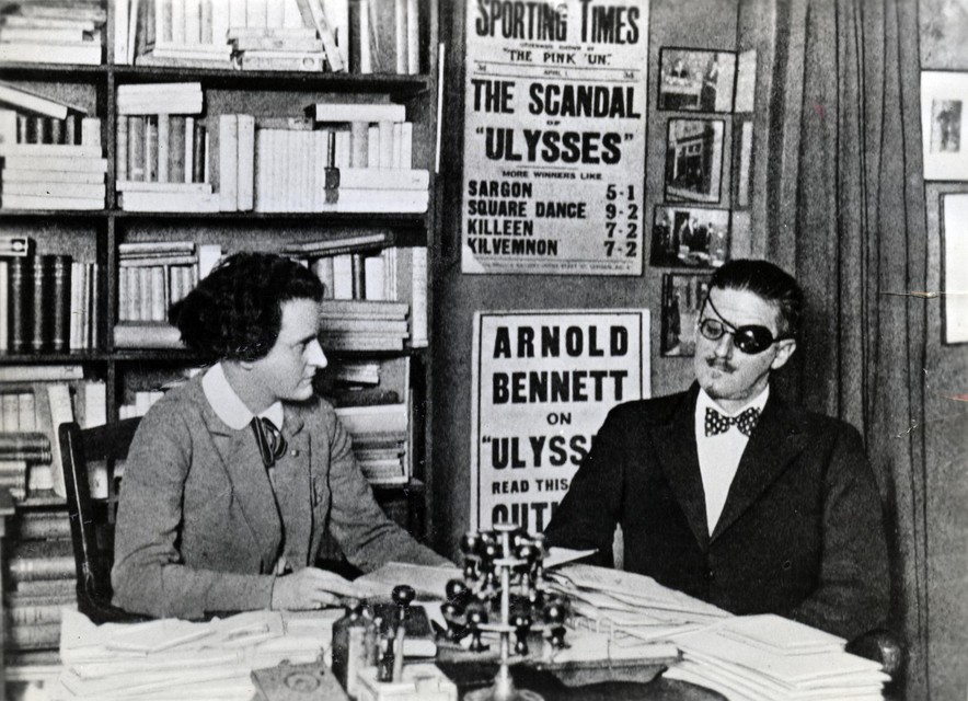 Sylvia Beach en James Joyce, rond 1922.