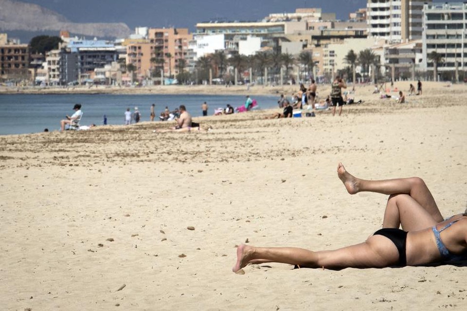 De Duitsers mogen al gaan zonnebaden op Mallorca, omdat de besmettingscijfers er laag zijn. 