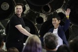 thumbnail: Elon Musk en Yusaku Maezawa bij de bekendmaking. 