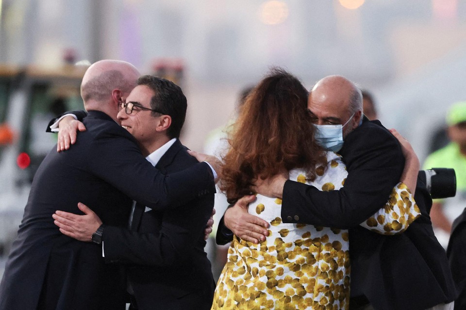 Siamak Namazi en Morad Tahbaz bij hun aankomst in de luchthaven van Doha, Qatar.