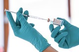 thumbnail: Onderzoek naar een coronavaccin zit nog in de testfase. 