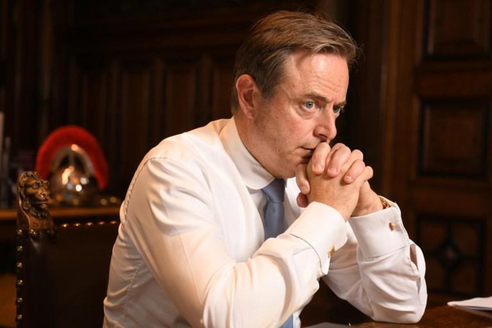 Op het kabinet van Bart De Wever, die ook tuchtoverheid is voor zijn politiekorps, houdt men zich na de stevige uitspraken op de vlakte. 