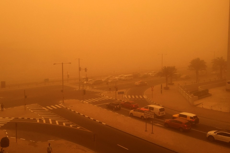 DONDERDAG. Auto's rijden door Dubai tijdens een gigantische zandstorm.