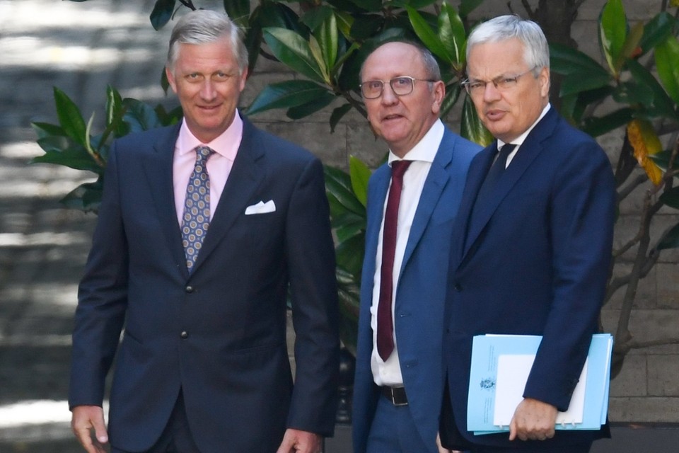 De koning met zijn informateurs Vande Lanotte en Reynders. 