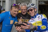 thumbnail: Oud-renner Johan Museeuw, Minister Kris Peeters en cabaratier Karel Declercq. 