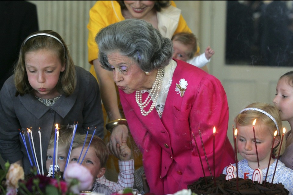 Kaarsjes blazen voor haar 80ste verjaardag (2008).