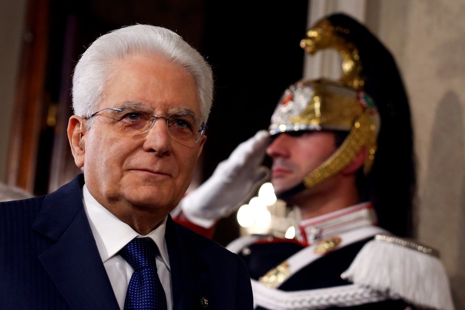 Sergio Mattarella doet meer dan wat van de Italiaanse president verwacht wordt. 
