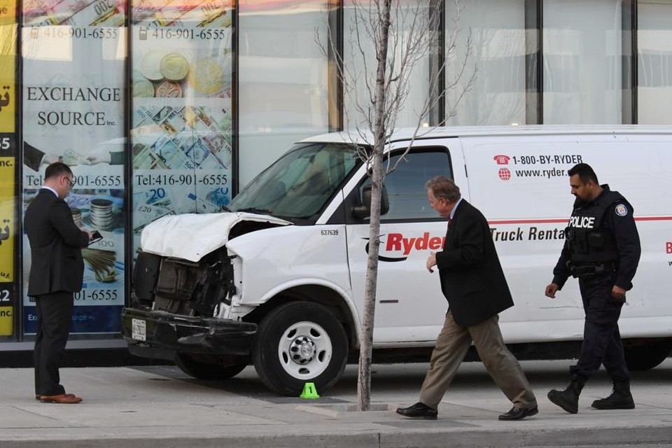 De witte bestelwagen waarmee Alek Minassian in Toronto voetgangers omverreed. 