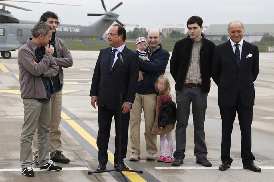 Hollande en zijn minister van Buitenlandse Zaken Laurent Fabius (uiterst rechts) verwelkomen (van links naar rechts) Didier Francois Edouard Elias, Nicolas Henin en Pierre Torres.