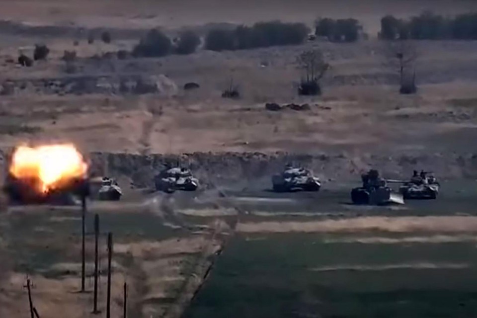 Een beeld verspreid door het Armeense ministerie van Defensie met naar verluidt een Azerbeidzjaanse tank die wordt vernietigd door het Armeense leger aan de frontlinie van de zelfverklaarde Republiek Nagorno-Karabach.  
